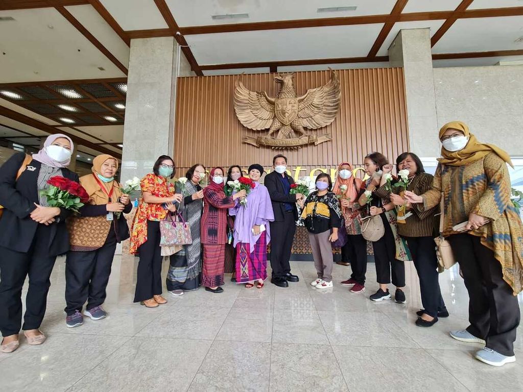 Anggota DPR Luluk Nur Hamidah (Fraksi Partai Kebangkitan Bangsa), dan Taufik Basari (Fraksi Partai Nasdem) mendapat bunga dari aktivis perempuan, karena dinilai lantang bersuara untuk mendukung UU TPKS.