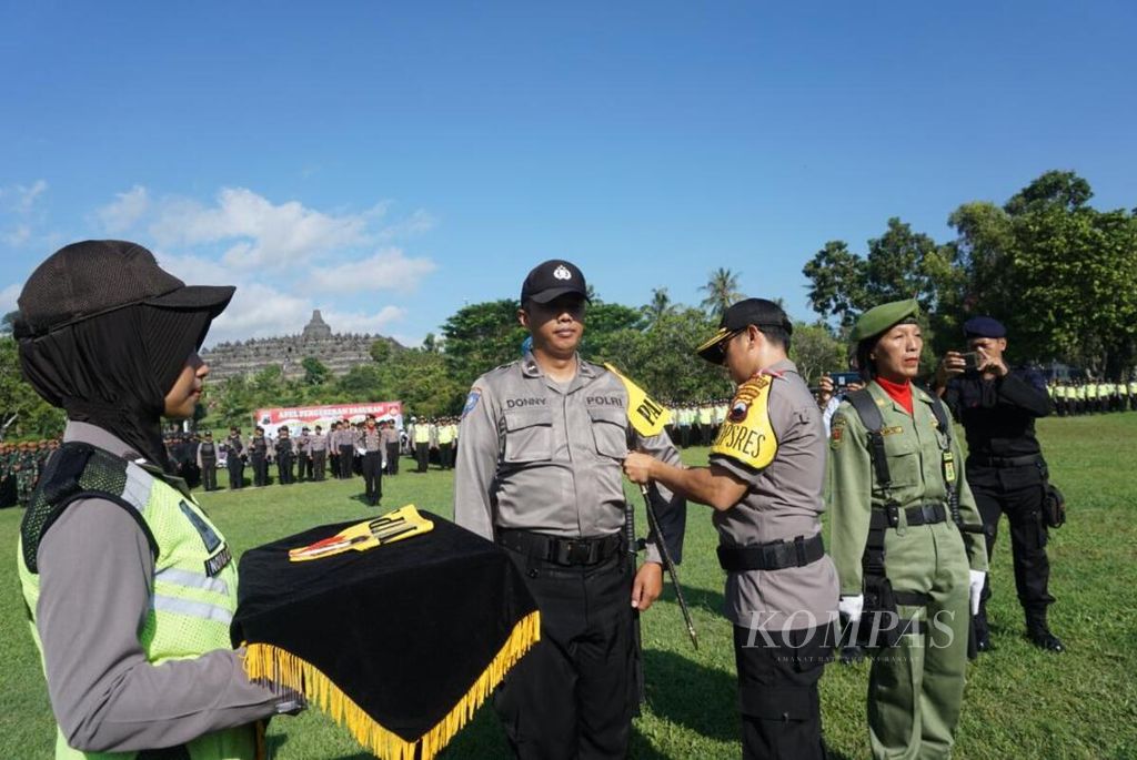 Ilustrasi-Kepala Polres Magelang Ajun Komisaris Besar Yudianto Adhi Nugroho memasang tanda petugas pengaman TPS kepada salah satu personel polisi, Senin (15/4/2019).