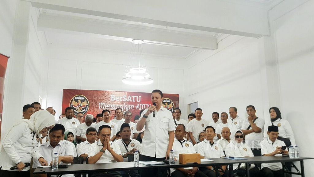 Kapten Tim Pemenangan Nasional Anies-Muhaimin (Timnas AMIN) Muhammad Syaugi Alaydrus bersama sukarelawan yang tergabung dalam Laskar Pembela Keadilan dan Keberpihakan Masyarakat (LPKKM) di Jakarta, Minggu (24/12/2023) 