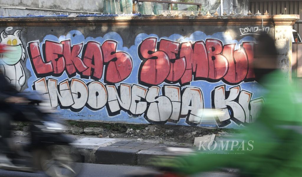 Pesan agar Indonesia dapat segera pulih dari pandemi Covid-19 tergambar pada sebuah mural di kawasan Cengkareng, Jakarta Barat. 