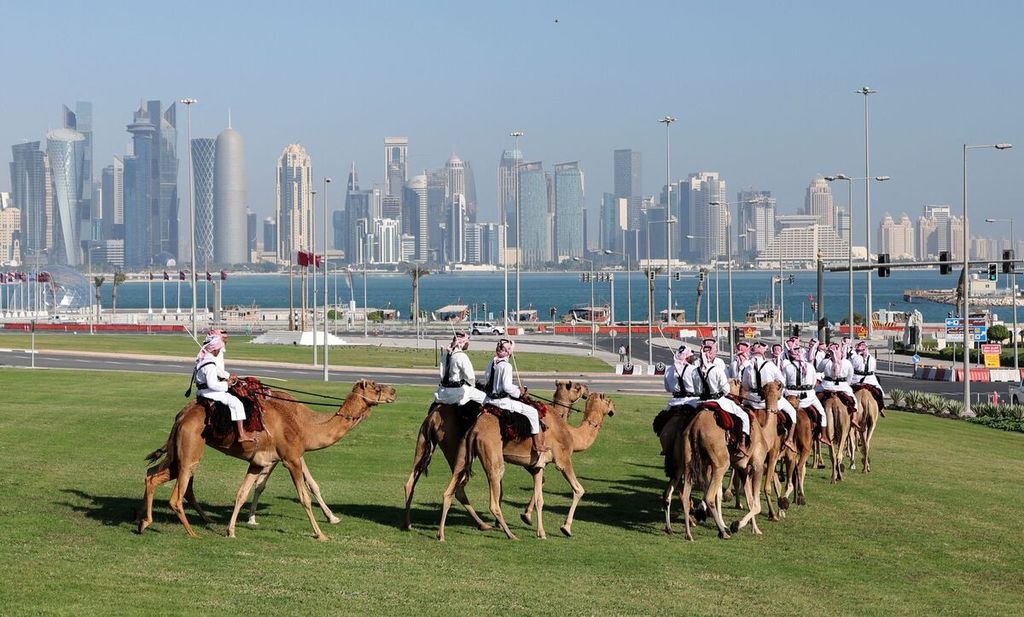 Warga Qatar berparade menunggang onta, dua hari menjelang turnamen sepak bola Piala Arab, di Doha, Qatar, 28 November 2021. 