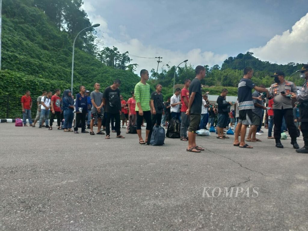 Pemulangan pekerja migran Indonesia dari Malaysia melalui pos lintas batas negara di Entikong, Kabupaten Sanggau, Kalimantan Barat, Senin (11/5/2020).