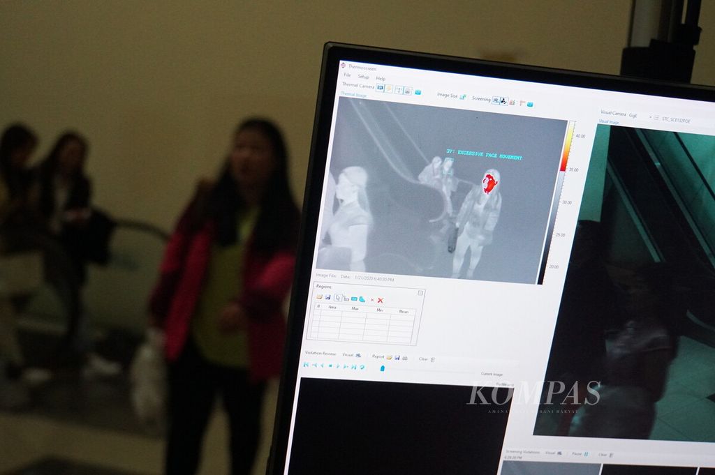 Ilustrasi: Penumpang pesawat Lion Air JT 2742 dari Changsha, China, diperiksa suhu tubuhnya dengan alat pemindai suhu tubuh (<i>thermal scanner</i>) ketika berjalan ke pengecekan imigrasi sesaat setelah tiba di Bandara Sam Ratulangi, Manado, Sulawesi Utara, Selasa (21/1/2020). Pesawat itu mengangkut 208 wisatawan asal China.