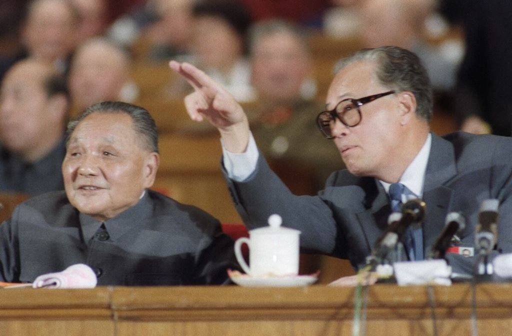 Dalam foto yang diambil tanggal 21 Oktober 1987 ini, terlihat Sekretaris Jenderal Partai Komunis China Zhao Ziyang (kanan) tengah berbincang dengan pemimpin Partai Komunis China, Deng Xiaoping, dalam salah satu sesi pertemuan di Kongres Nasional Ke-13 Partai Komunis China di Beijing.