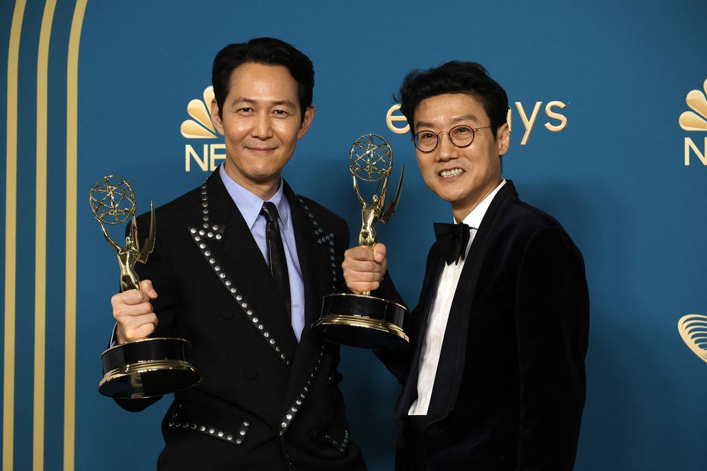 Lee Jung-jae, pemenang Outstanding Lead Actor, dan sutradara Hwang Dong-hyuk yang meraih Outstanding Directing for A Drama Series lewat drama serial <i>Squid Game</i> berpose bersama seusai meraih penghargaan di ajang Primetime Emmy Awards Ke-74 di Microsoft Theater, Senin (12/9/2022) waktu setempat.