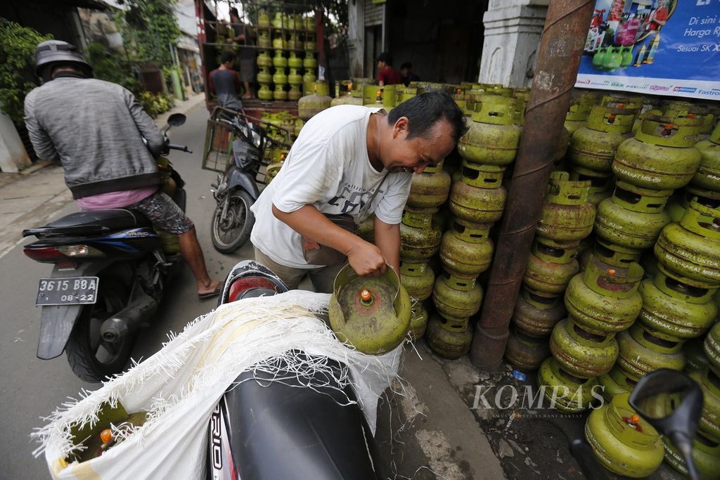 Pengecer membeli eliji 3 kilogram bersubsidi di agen penjualan elpiji di kawasan Karet Tengsin, Tanah Abang, Jakarta, Senin (15/5/2023). 