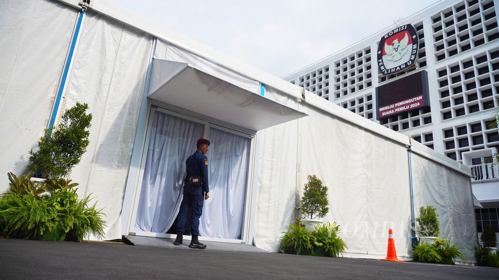 Tenda tambahan yang digunakan rapat pleno rekapitulasi suara nasional panel B di halaman kantor Komisi Pemilihan Umum RI, Jakarta, Selasa (12/3/2024). 