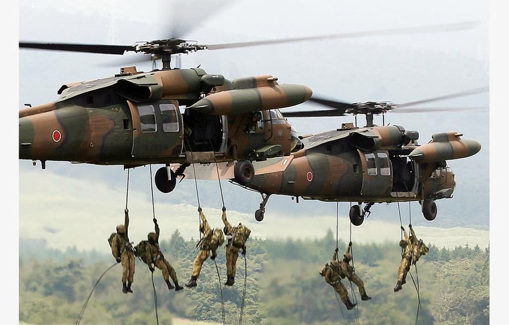 Anggota  Pasukan Bela Diri  Darat Jepang meluncur dari helikopter UH-60 Black Hawk dalam latihan tahunan di sarana latihan Higashifuji, di dekat Gunung Fuji, Gotemba, sebelah barat Tokyo, Jepang, Kamis (24/8). 