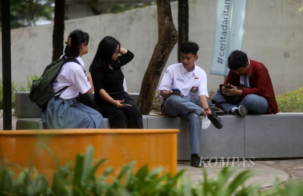 Sejumlah remaja bercengkerama di Taman Martha Christina Tiahahu, Blok M, Jakarta Selatan, Senin (10/4/2023). 