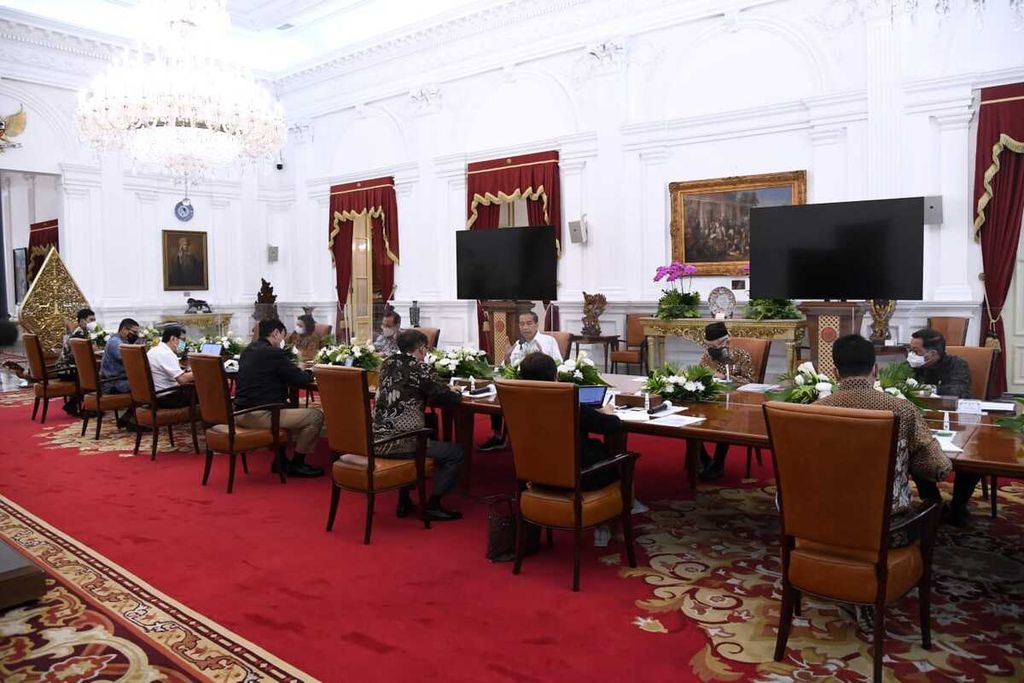 Presiden Joko Widodo memimpin rapat bersama jajarannya yang secara khusus membahas mengenai visa on arrival (VoA) dan Kartu Izin Tinggal Terbatas (Kitas). Rapat tersebut digelar di Istana Merdeka, Jakarta, pada Jumat, 9 September 2022. 