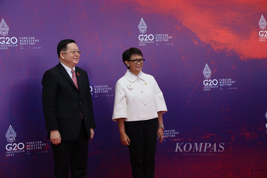 Menteri Luar Negeri RI Retno Marsudi (kanan) menyambut kedatangan Delegasi Menteri yang Melekat Pada Perdana Menteri Kamboja Kao Kim Hourn yang menghadiri Pertemuan Menteri Luar Negeri G20 di Nusa Dua, Badung, Bali, Jumat (8/7/2022).