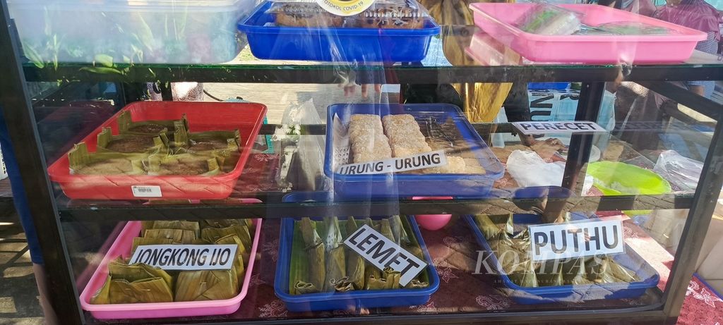 Aneka makanan dan jajanan khas Osing dijual di pasar jajanan Kampung Osing, Desa Kemiren, Banyuwangi, Jatim, Minggu (19/11/2023).