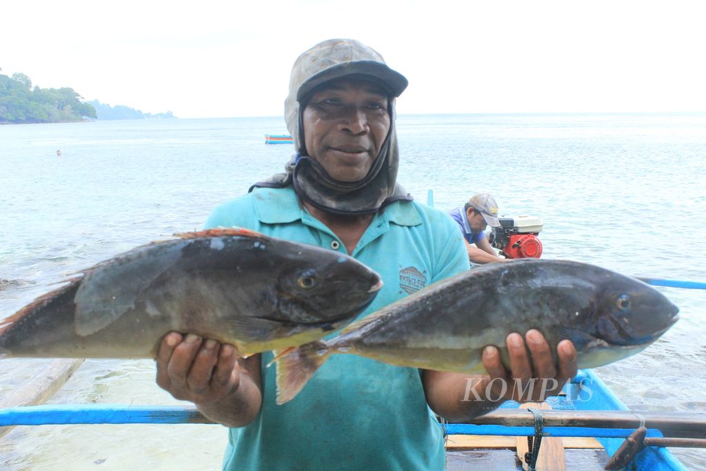 Emang Mamang (46), nelayan, menunjukkan ikan kulit pasir hasil tangkapan menggunakan bubu di Desa Assilulu, Kecamatan Leihitu, Kabupaten Maluku Tengah, Maluku, Sabtu (2/9/2023).