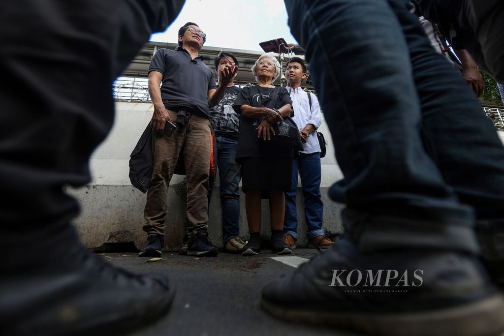 Direktur Eksekutif Amnesty International Usman Hamid (kiri) menjawab pertanyaan wartawan di kawasan Patung Kuda Arjuna Wijaya, Jakarta, Jumat (2/2/2024).