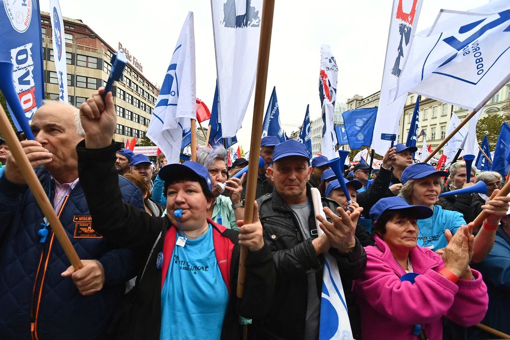 Ribuan pengunjuk rasa menyuarakan kesulitan akibat kenaikan harga energi, inflasi, serta pelemahan daya beli, di Prague, Ceko, Minggu (8/10/2022). 