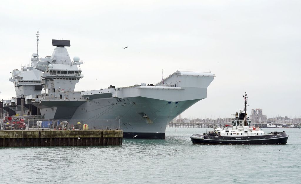 Kapal induk Inggris, HMS Queen Elizabeth, berlabuh di Portsmouth, Inggris, Minggu (4/2/2024). Kapal andalan Inggris itu batal ke Norwegia karena ada masalah baling-baling.