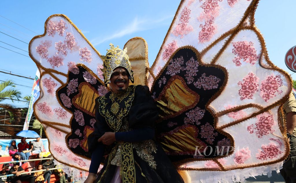 Peserta Bontang City Carnival 2023 melintas di Jalan MH Thamrin menuju panggung utama di Simpang Tiga Ramayana, Bontang, Kalimantan Timur, Sabtu (21/10/2023). 