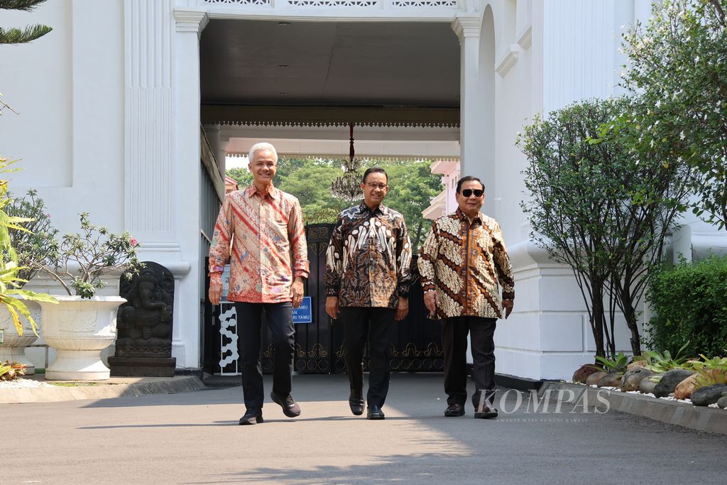 Tiga bakal calon presiden meninggalkan Kompleks Istana Kepresidenan, Jakarta, bersama. Sebelumnya, Senin (30/10/2023) siang, Presiden Joko Widodo mengajak ketiganya, (dari kiri ke kanan) Ganjar Pranowo, Anies Baswedan, dan Prabowo Subianto, makan siang bersama.