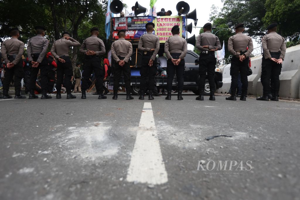 Barisan polisi saat menjaga jalannya demo di depan Kantor KPU, Jakarta, Rabu (21/2/2024). 