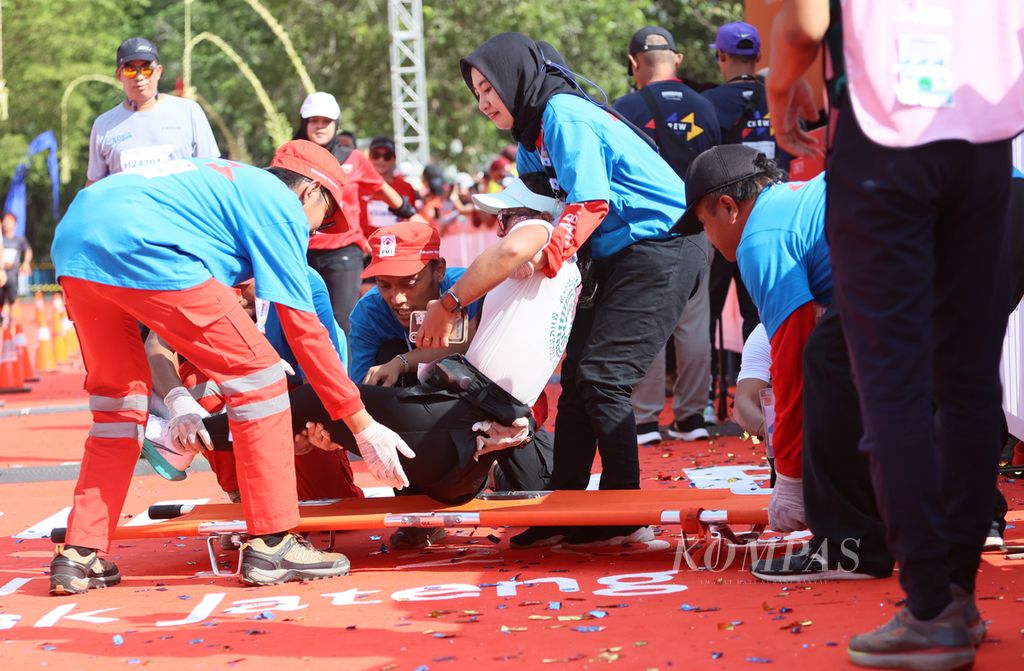 Tenaga medis menolong peserta Borobudur Marathon 2023 Powered by Bank Jateng yang mengalami kram kaki saat memasuki garis finis di Taman Lumbini, Borobudur, Jawa Tengah, Minggu (19/11/2023). 