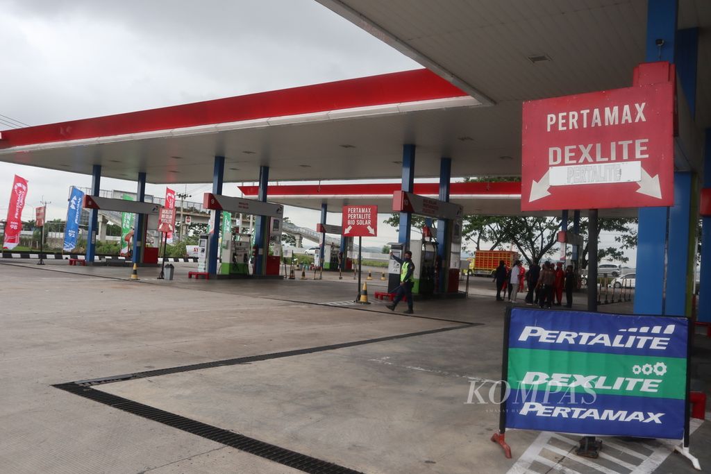 Potret stasiun pengisian bahan bakar di Rest Area Kilometer 228A di ruas Tol Kanci-Pejagan, Kabupaten Cirebon, Jawa Barat, Kamis (21/4/2022). SPBU tersebut siap menyambut pemudik Lebaran 2022.