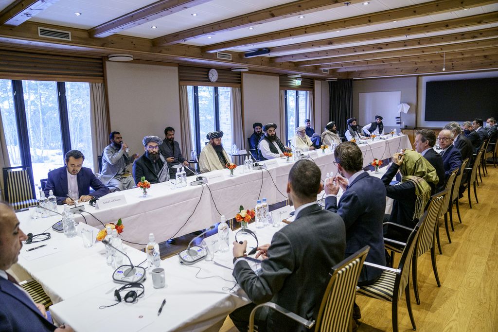 Para diplomat Barat bertemu dengan delegasi Taliban dalam pertemuan di Oslo, Norwegia, Senin, 24 Januari 2022.