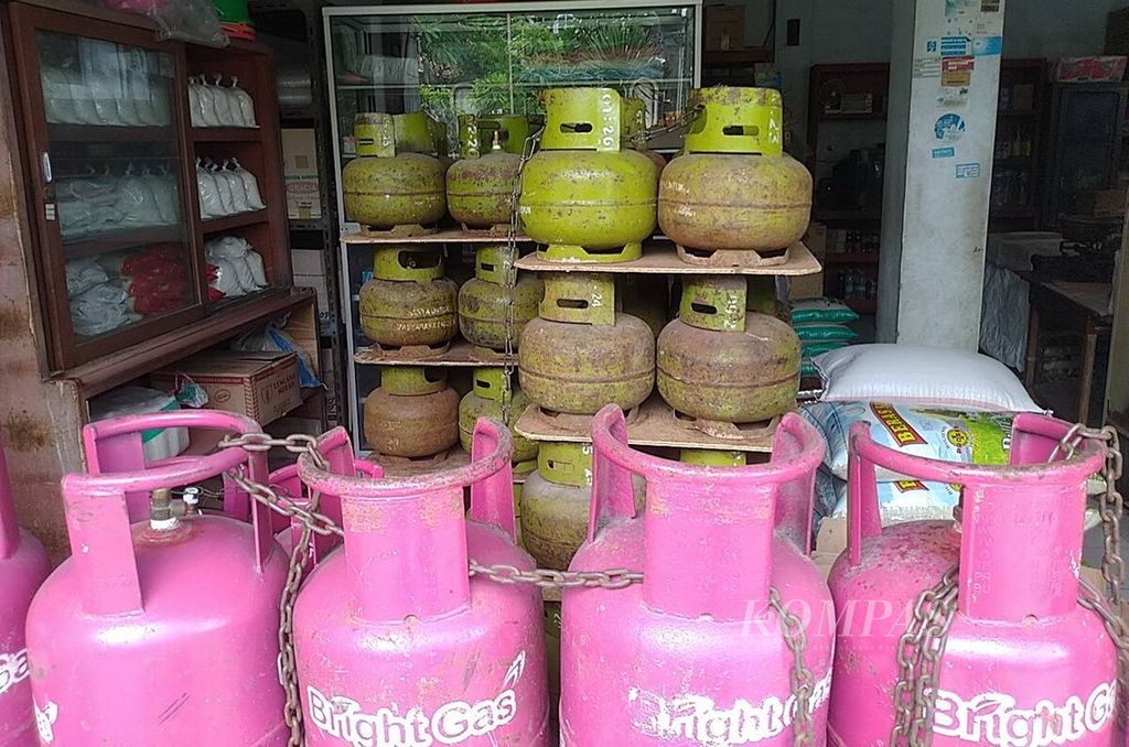 Elpiji 3 kilogram di Kota Denpasar dan sekitarnya di Bali belakangan ini sulit diperoleh konsumen. Penjualan elpiji di sebuah warung di Denpasar Barat, Kota Denpasar, Jumat (23/2/2024).
