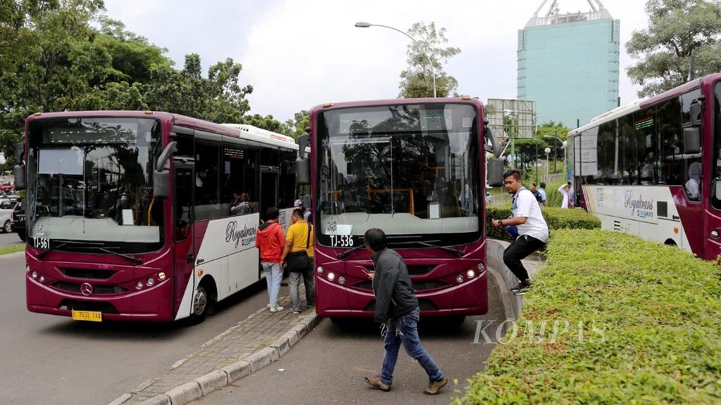 PT Transjakarta melakukan uji coba bus pengumpan dari Bintaro menuju Stasiun kereta moda raya terpadu (MRT) Lebak Bulus, Rabu (13/3/2019). Dengan adanya bus pengumpan tersebut, diharapkan warga Bintaro mau berpindah moda dari transportasi pribadi ke MRT