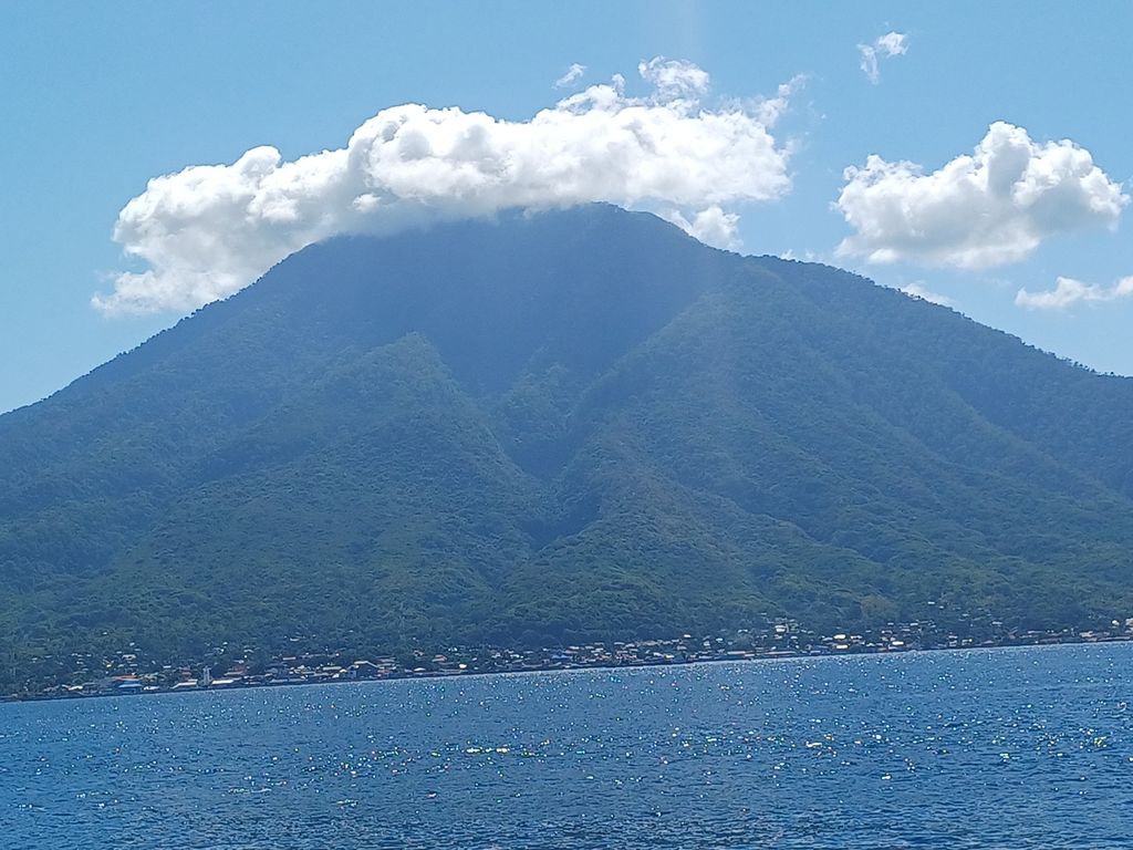Gunung Ile Mandiri yang berjarak sekitar 30 km dari Gunung Lewotobi Laki-laki dan Lewotobi Perempuan, Jumat (25/8/2023), termasuk gunung berapi. 