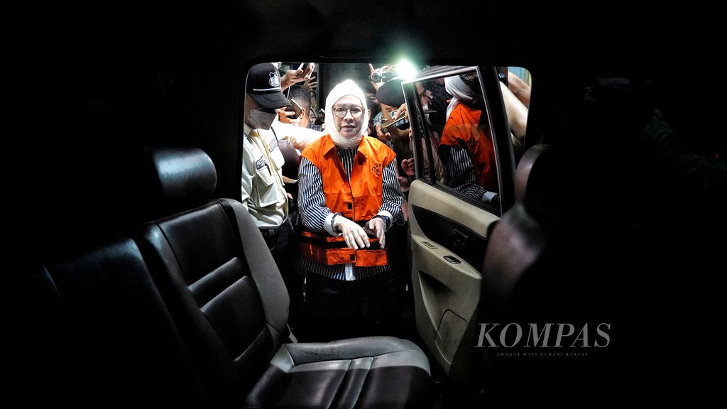 Bekas Direktur Utama PT Pertamina Karen Agustiawan digiring petugas KPK menuju mobil tahanan di Gedung KPK, Jakarta, Selasa (19/9/2023).