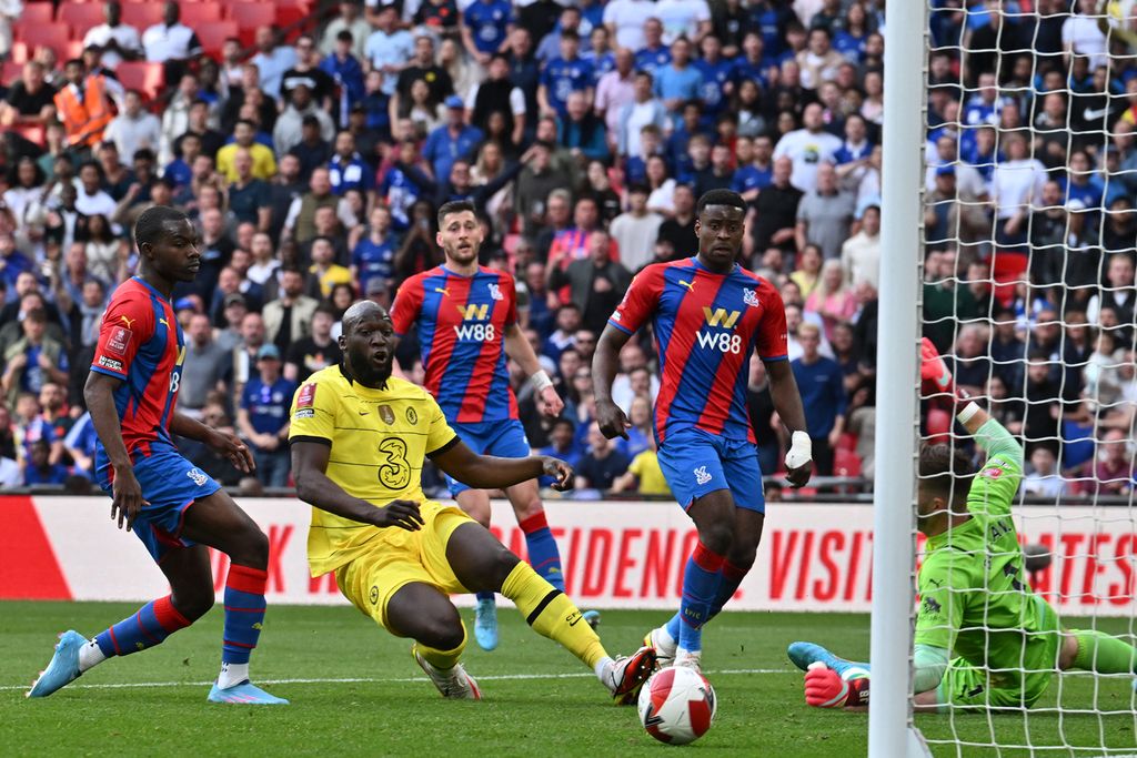 Penyerang Chelsea, Romelu Lukaku (dua dari kiri), menendang bola ke gawang yang gagal menjadi gol saat melawan Crystal Palace dalam babak semifinal Piala FA di Stadion Wembley, London, Inggris, Senin (18/4/2022) dini hari WIB. Masuknya Lukaku pada pertengahan babak kedua membuat permainan Chelsea semakin tajam. Chelsea menang dengan skor 2-0