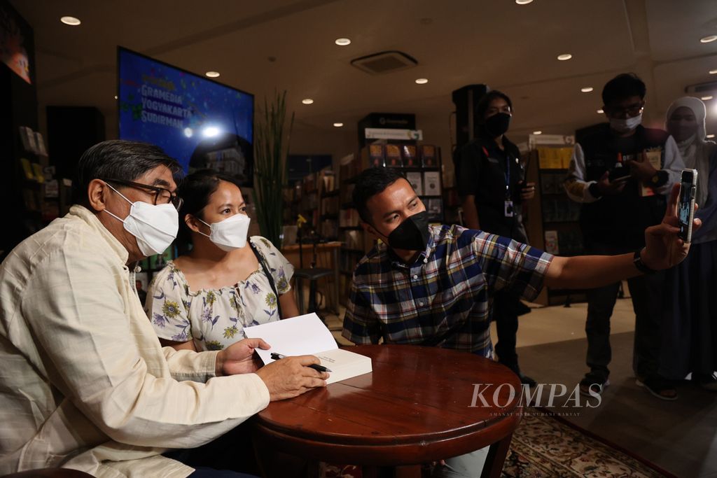 Budayawan Sindhunata menandatangani buku novel Anak Bajang Mengayun Bulan pada acara peluncuran buku tersebut di toko buku Gramedia, Yogyakarta, Selasa (29/3/2022). 