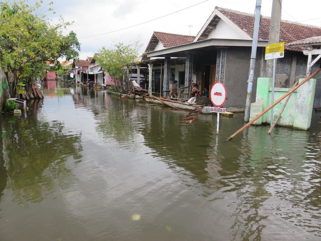 Suasana Desa Banjarasri yang terendam banjir selama hampir dua bulan, Kamis (20/2/2020) sepi dan lengang. 