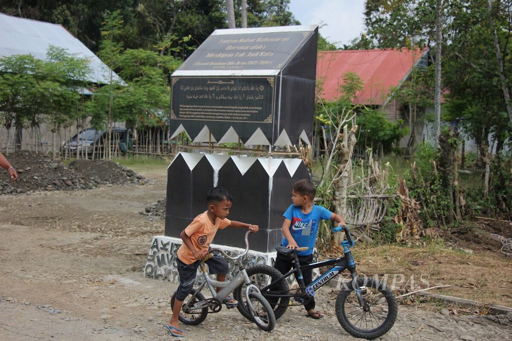 Anak-anak bermain di dekat monumen pelanggaran hak asasi manusia (HAM) di Rumoh Geudong di Desa Bili, Kecamatan Glumpang Tiga, Kabupaten Pidie, Provinsi Aceh. Pada tahun 1989-1998 terjadi sejumlah pelanggaran HAM berat di lokasi itu. Pelaku penyiksaan adalah aparat militer negara.