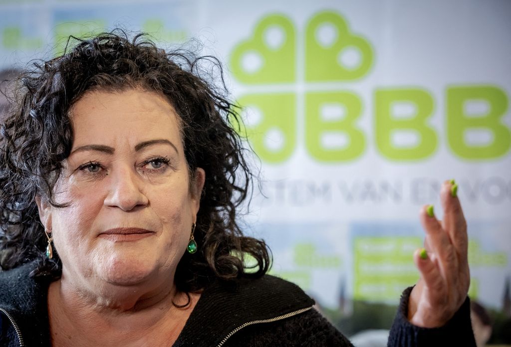 Pemimpin Gerakan Petani Warga atau Boer Burger Beweging (BBB) Caroline van der Plas berbicara di kantor partai di Colmschate, Kamis (16/3/2023). Van der Plas adalah mantan jurnalis yang menggeluti bidang pertanian dan kini menjadi pemimpin partai BBB. 