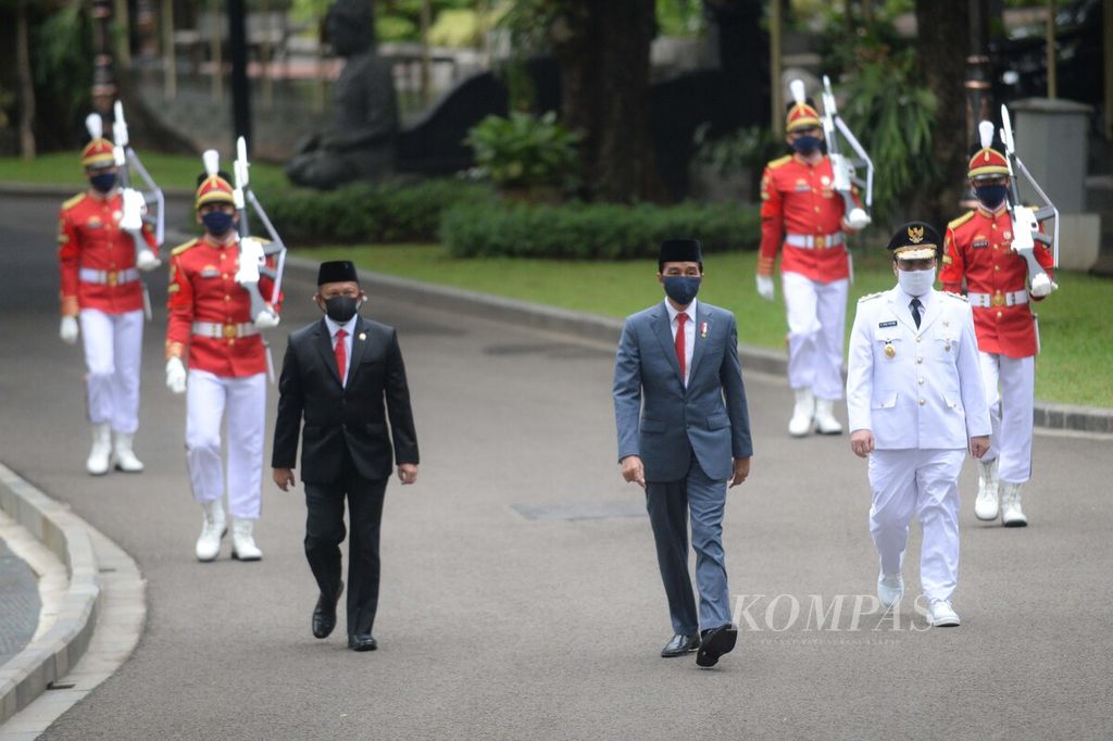 Presiden Joko Widodo (tengah) didampingi Menteri Dalam Negeri Tito Karnavian (kiri) memimpin jalannya kirab pelantikan Ahmad Riza Patria (kanan) sebagai Wakil Gubernur DKI Jakarta sisa masa jabatan 2017-2022 di Istana Negara Jakarta, Rabu (15/4/2020). 
