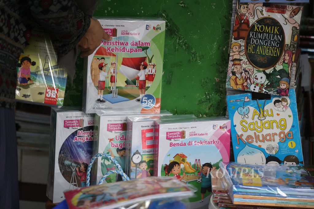 Penjual buku menata dagangannya di toko buku Taman Pintar, Yogyakarta, Rabu (13/7/2022). Mulai bergulirnya tahun ajaran baru dengan sistem tatap muka penuh menjadi salah satu pendorong kembali bergeliatnya aktivitas penjualan buku pelajaran di tempat itu. 