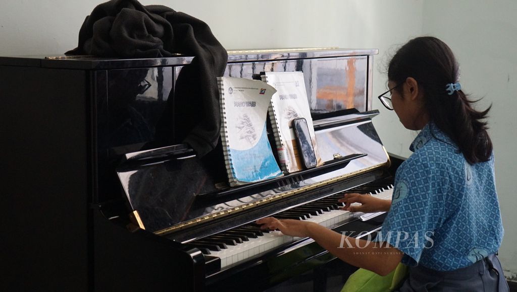 Seorang murid berlatih piano di SMK Negeri 2 Kasihan, atau SMM Yogyakarta, di Kabupaten Bantul, Daerah Istimewa Yogyakarta, Jumat (9/6/2023). 
