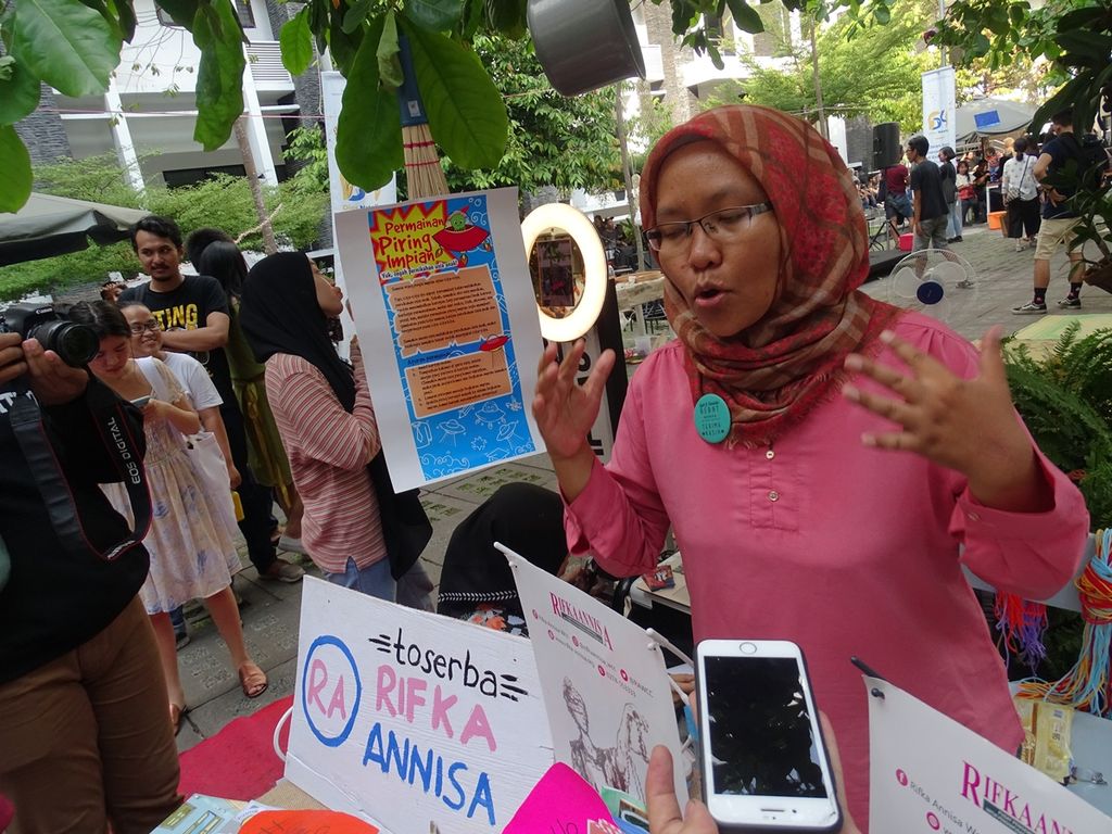 Staf Yayasan Rifka Annisa, Niken Anggrek Wulan, sedang memberi penjelasan mengenai kekerasan dalam rumah tangga atau KDRT kepada pengunjung dalam kegiatan Pasar Sepaham yang digelar FISIP UGM Yogyakarta, Sabtu (23/11) sore. Pengurangan masalah KDRT tanggungjawab semua komponen masyarakat.