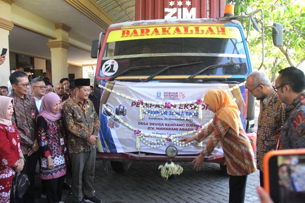 Gubernur Jawa Timur Khofifah Indar Parawansa melepas ekspor produk UMKM senilai total Rp 3,6 miliar di Surabaya, Jawa Timur, Rabu (22/11/2023). 