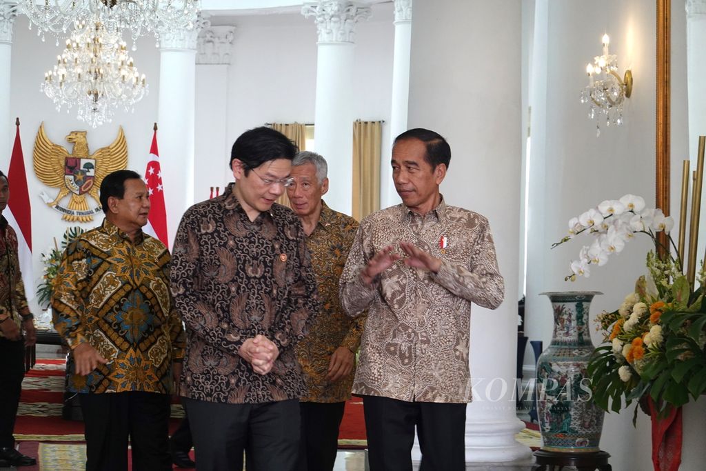 Presiden Joko Widodo berbincang dengan Wakil Perdana Menteri sekaligus Menteri Keuangan Singapura, Lawrence Wong, sedangkan Perdana Menteri Singapura Lee Hsien Loong berjalan beriringan dengan Menteri Pertahanan Prabowo Subianto ketika memasuki Istana Kepresidenan Bogor, Senin (29/4/2024). 