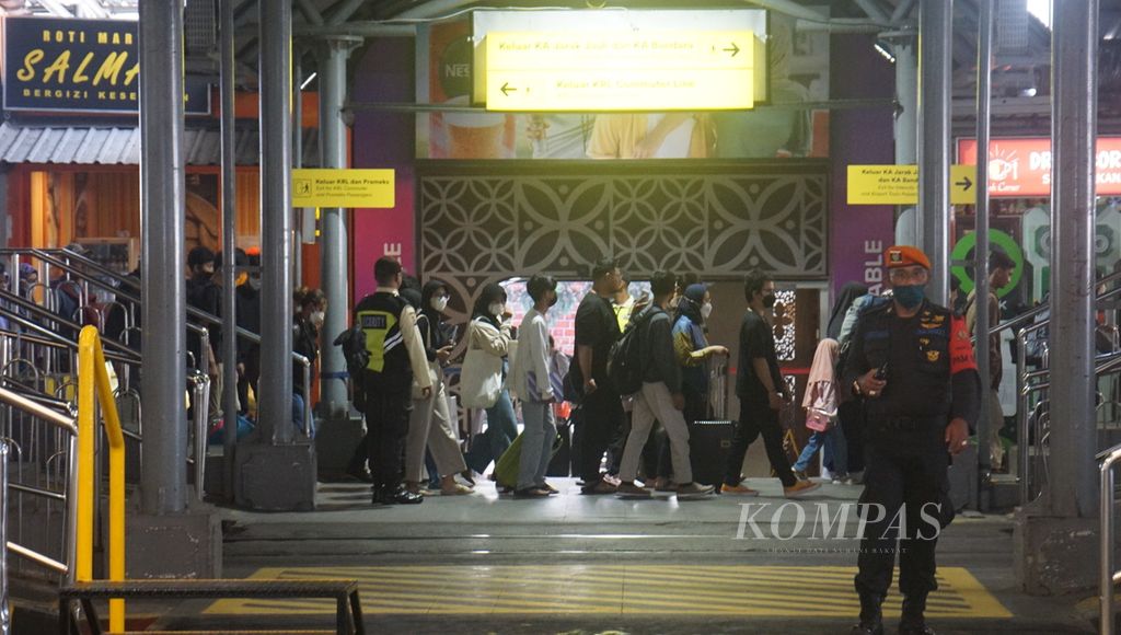 Para penumpang yang baru saja turun dari kereta api di Stasiun Yogyakarta, Kota Yogyakarta, Daerah Istimewa Yogyakarta, Rabu (19/4/2023). Terjadi peningkatan jumlah penumpang selama beberapa hari terakhir karena arus mudik Lebaran 2023.