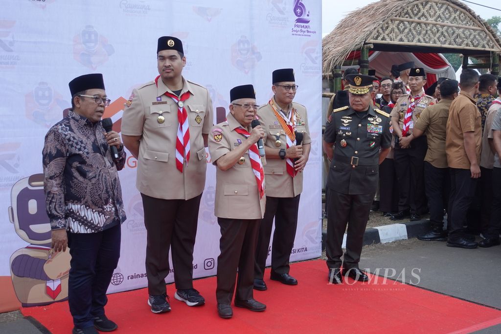 Wakil Presiden Ma’ruf Amin saat memberikan keterangan pers seusai memimpin upacara peringatan Hari Pramuka Ke-62 dan membuka kegiatan Raimuna Nasional XII Tahun 2023 di Cibubur, Jakarta, Senin (14/8/2023).