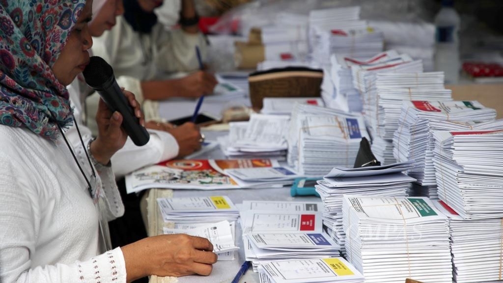 Petugas KPPS memanggil warga dalam pemungutan suara ulang di TPS 71, Kelurahan Cempaka Putih, Kecamatan Ciputat Timur, Tangerang Selatan, Rabu (24/4/2019).