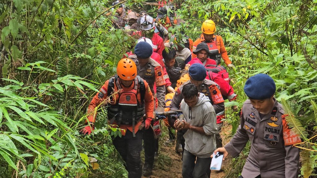 Tim SAR gabungan menandu korban terakhir dalam longsor tambang emas ilegal di Nagari Sungai Abu, Kecamatan Hiliran Gumanti, Kabupaten Solok, Sumatera Barat, Minggu (29/9/2024). 