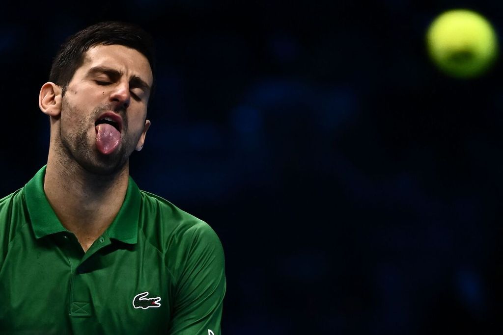 Reaksi petenis Serbia, Novak Djokovic, saat menghadapi petenis AS, Taylor Fritz, pada laga semifinal Final ATP di Pala Alpitour, Turin, Italia, Sabtu (19/11/2022). Djokovic mengalahkan Fritz, 7-6 (5), 7-6 (6). 