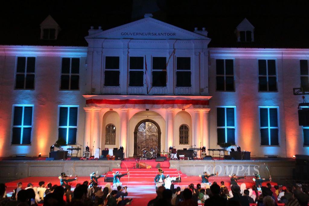 Para seniman tampil dalam pergelaran hasil residensi budaya Kemendikburistek 2024 di Taman Fatahillah, Kota Tua, Jakarta, Sabtu (31/8/2024).