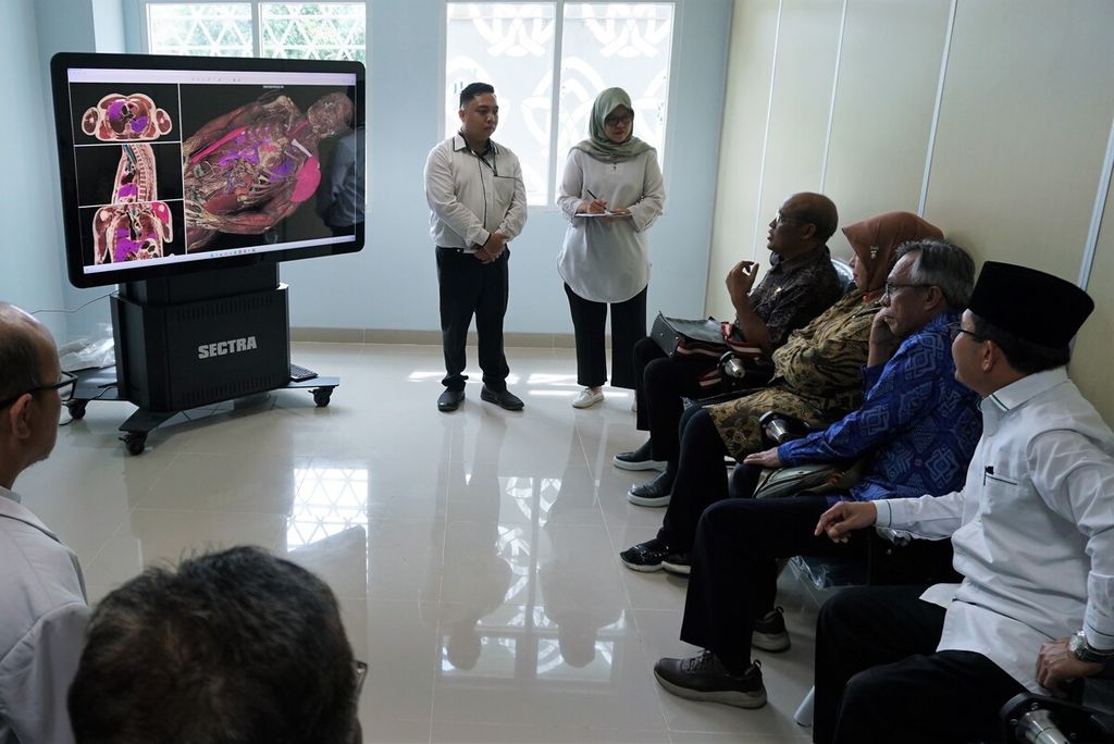 Ketua Konsil Kedokteran Indonesia dr Putu Arsana (duduk) menyampaikan sejumlah masukan dalam visitasi KKI ke Fakultas Kedokteran Universitas Islam Negeri Sulthan Thaha Saifuddin, Jambi, Senin (16/1/2023).