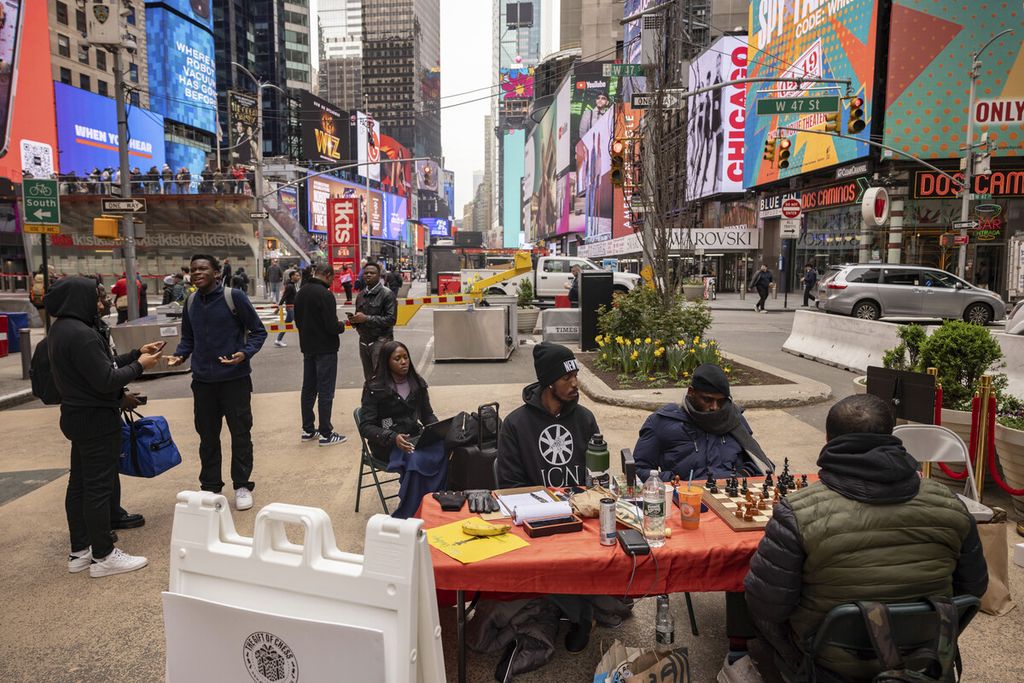 Suasana kawasan Times Square, New York City, AS, Jumat (19/4/2024), lokasi permainan catur maraton yang dijalani Tunde Onakoya (kedua dari kanan) untuk memecahkan rekor dunia demi penggalangan dana amal pendidikan bagi anak-anak Afrika. 
