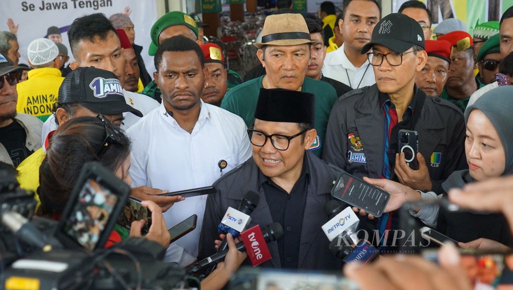 Calon wakil presiden nomor urut 1, Muhaimin Iskandar (tengah), saat diwawancara awak media seusai menjumpai para sukarelawan di Kabupaten Sukoharjo, Jawa Tengah, Senin (5/2/2024).
